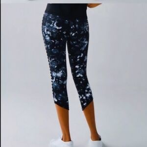 Lululemon Sunshine Salutation Capri (Full-On Luxtreme) Dusk Dye White Black Sz 4